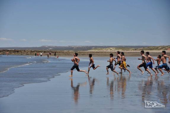 Garotos apostam corrida até o mar na praia de Las Grutas, na Argentina